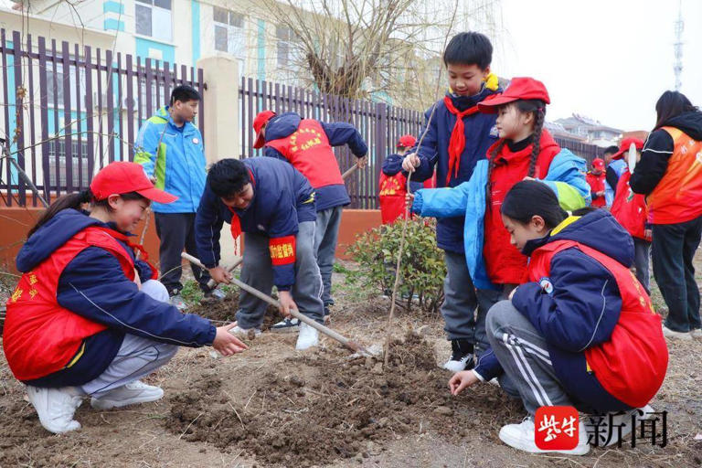 连云港赣榆：“红领巾”和“小小的我”植树节携手添绿