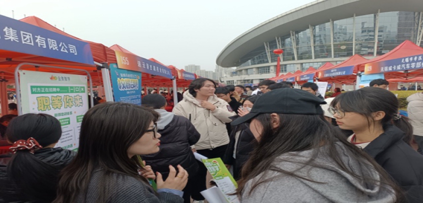 连云港：247家企业携7800余岗位现场揽才